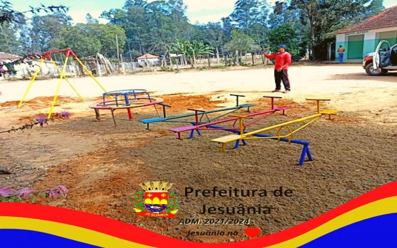 Instalação do Parquinho na Escola Municipal do Bairro Bananal